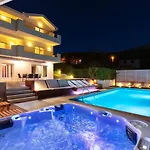 Luxury Lovric With Private Heated Pool, Jacuzzi, Sauna And Private Tavern *