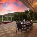 Luxury Lovric With Private Heated Pool, Jacuzzi, Sauna And Private Tavern וילה
