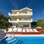 Luxury Lovric With Private Heated Pool, Jacuzzi, Sauna And Private Tavern וילה Tugare