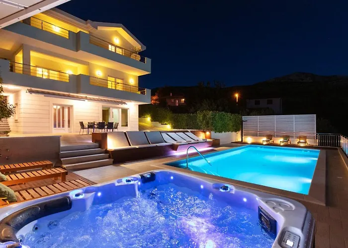 Luxury Lovric With Private Heated Pool, Jacuzzi, Sauna And Private Tavern *