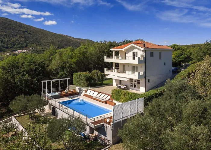 Luxury Lovric With Private Heated Pool, Jacuzzi, Sauna And Private Tavern *