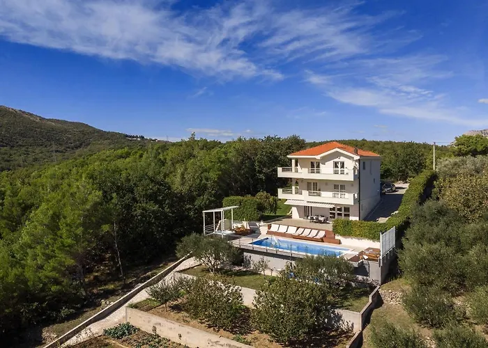 Luxury Lovric With Private Heated Pool, Jacuzzi, Sauna And Private Tavern *