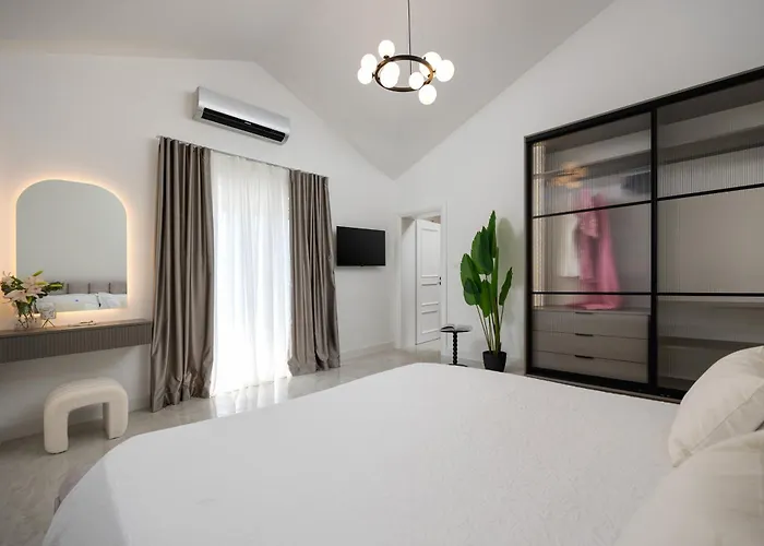 Luxury Lovric With Private Heated Pool, Jacuzzi, Sauna And Private Tavern Villa *