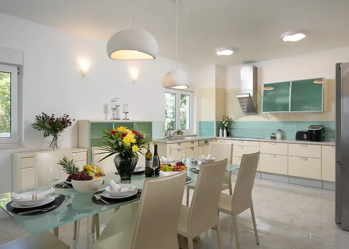 Luxury Lovric With Private Heated Pool, Jacuzzi, Sauna And Private Tavern * Tugare
